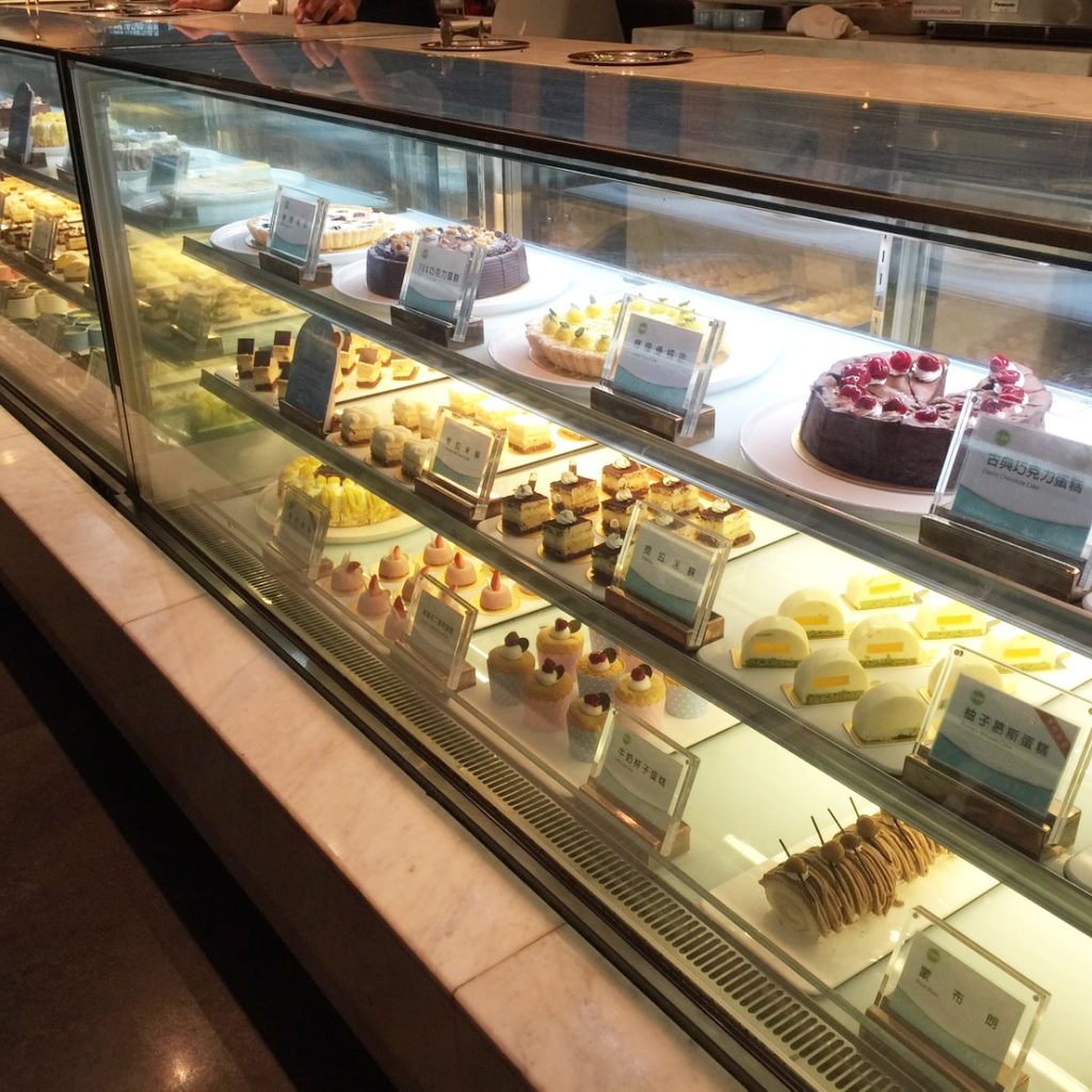 Dessert displays at Xiang Shi Tian Tang