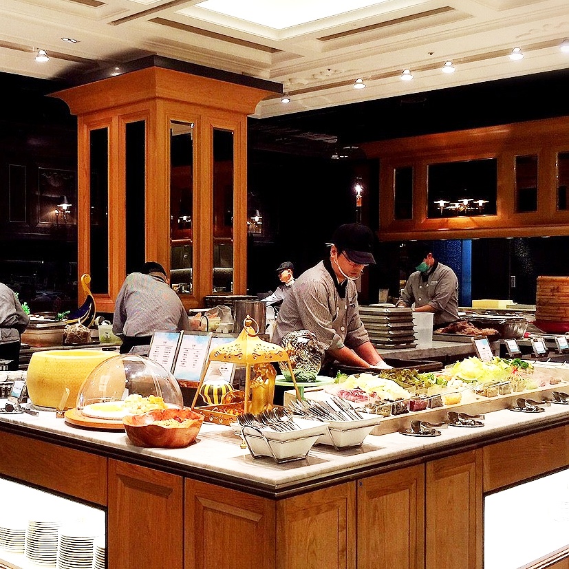 Chefs preparing food at Xiang Shi Tian Tang