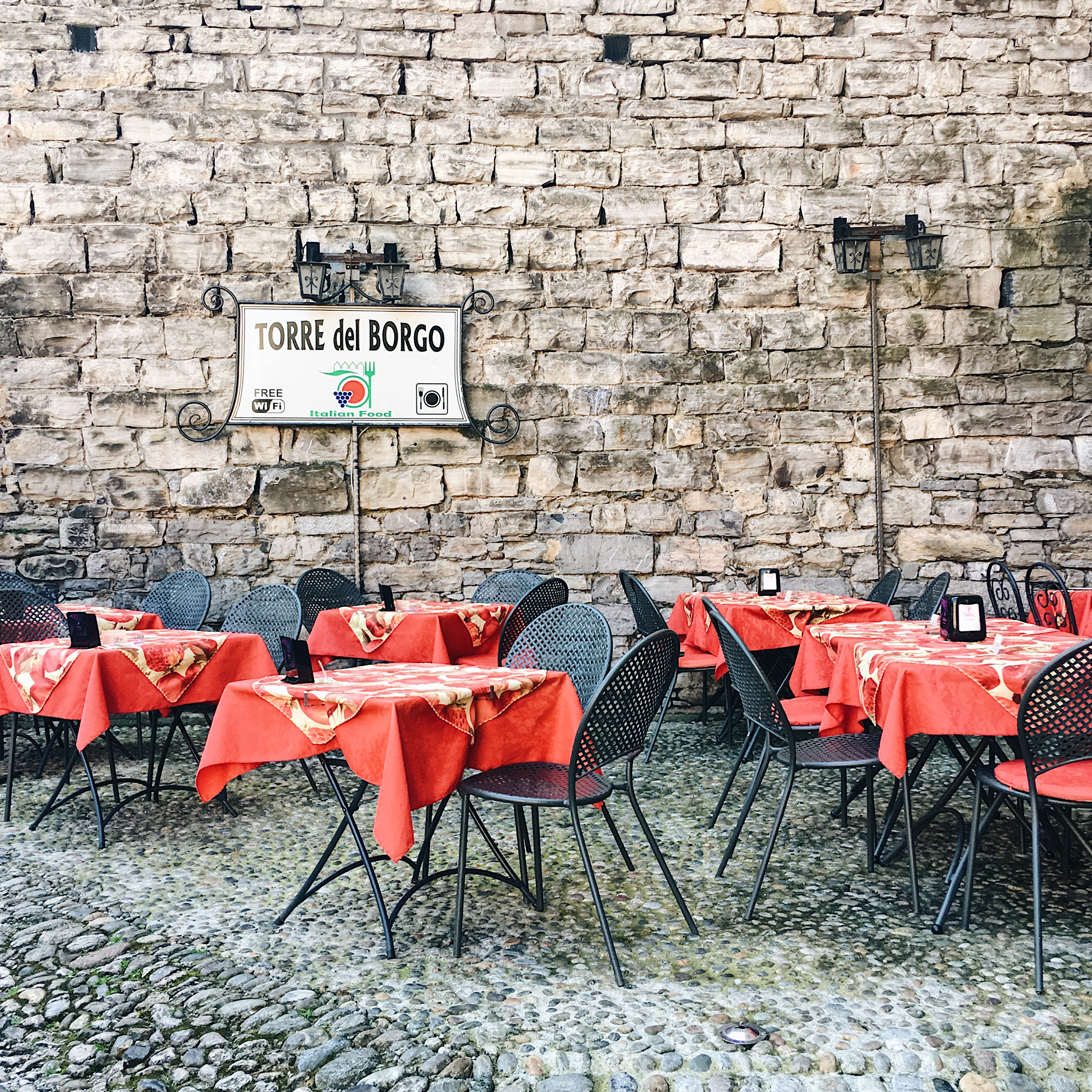 Roaming italian alleyways in Como