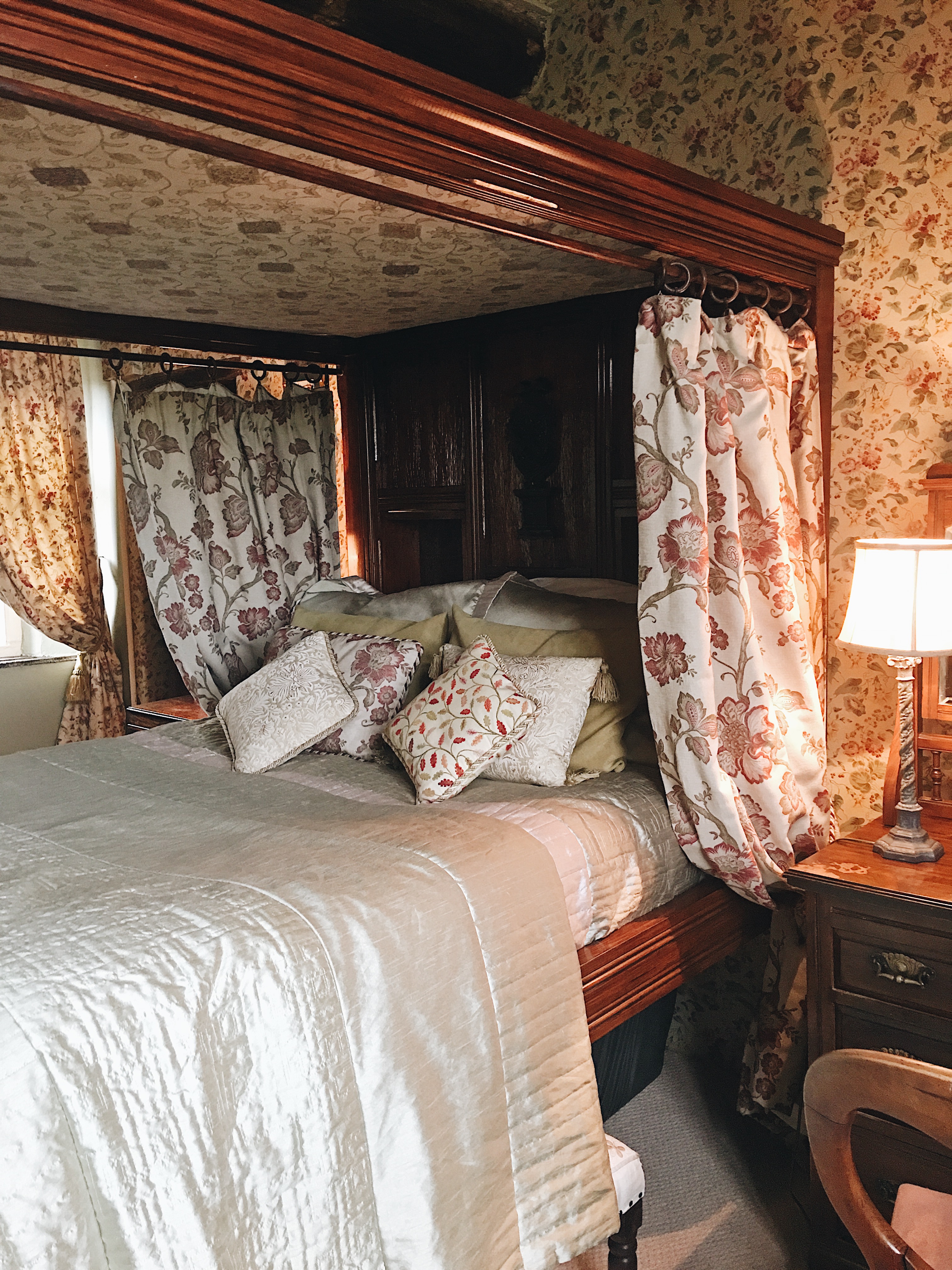 Four poster bed in Brayne Court