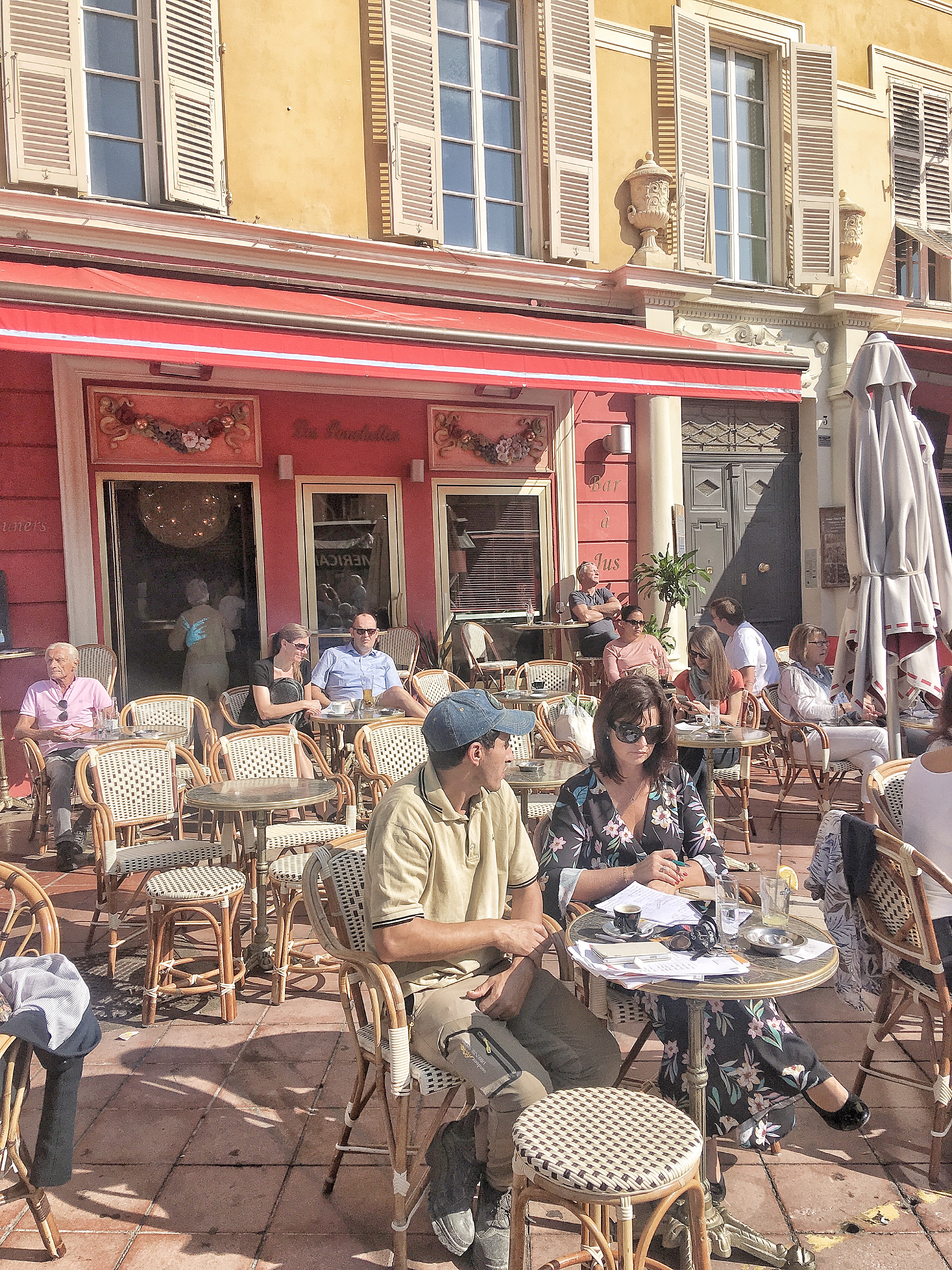 Patio dining in Nice