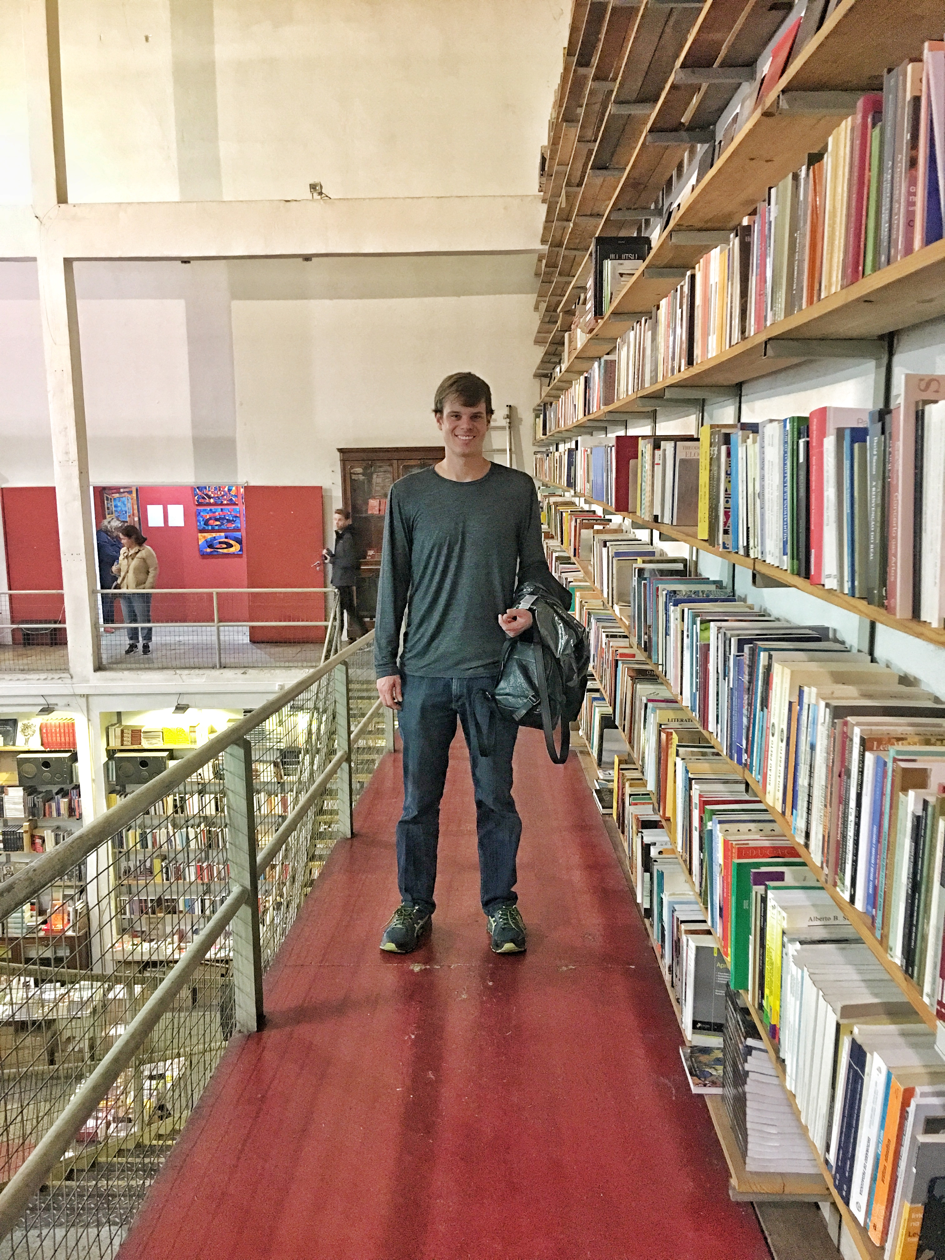 Exploring the Ler Devegar bookstore
