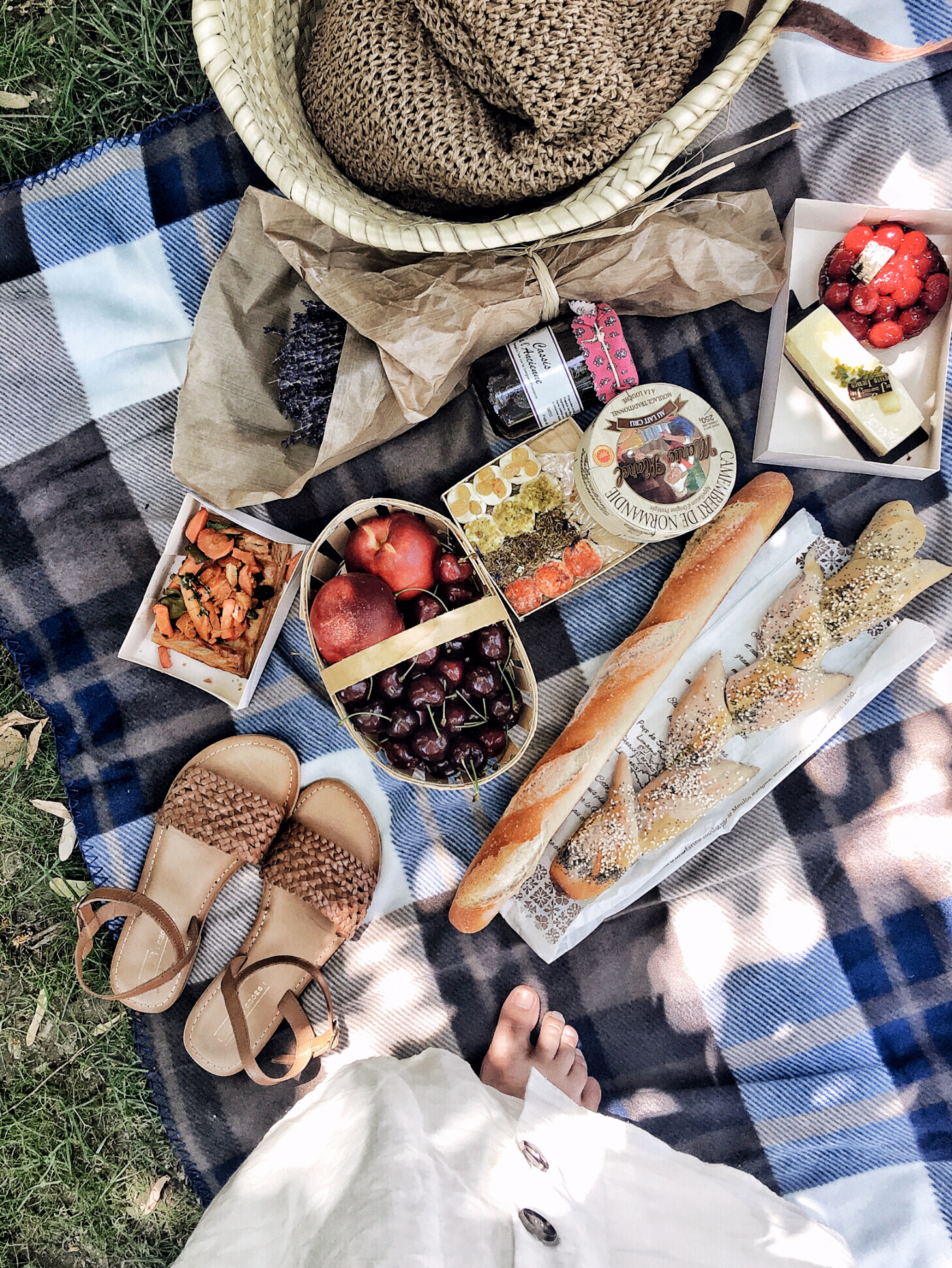 Picnic spread Sur L'isle Sur La Sorgue