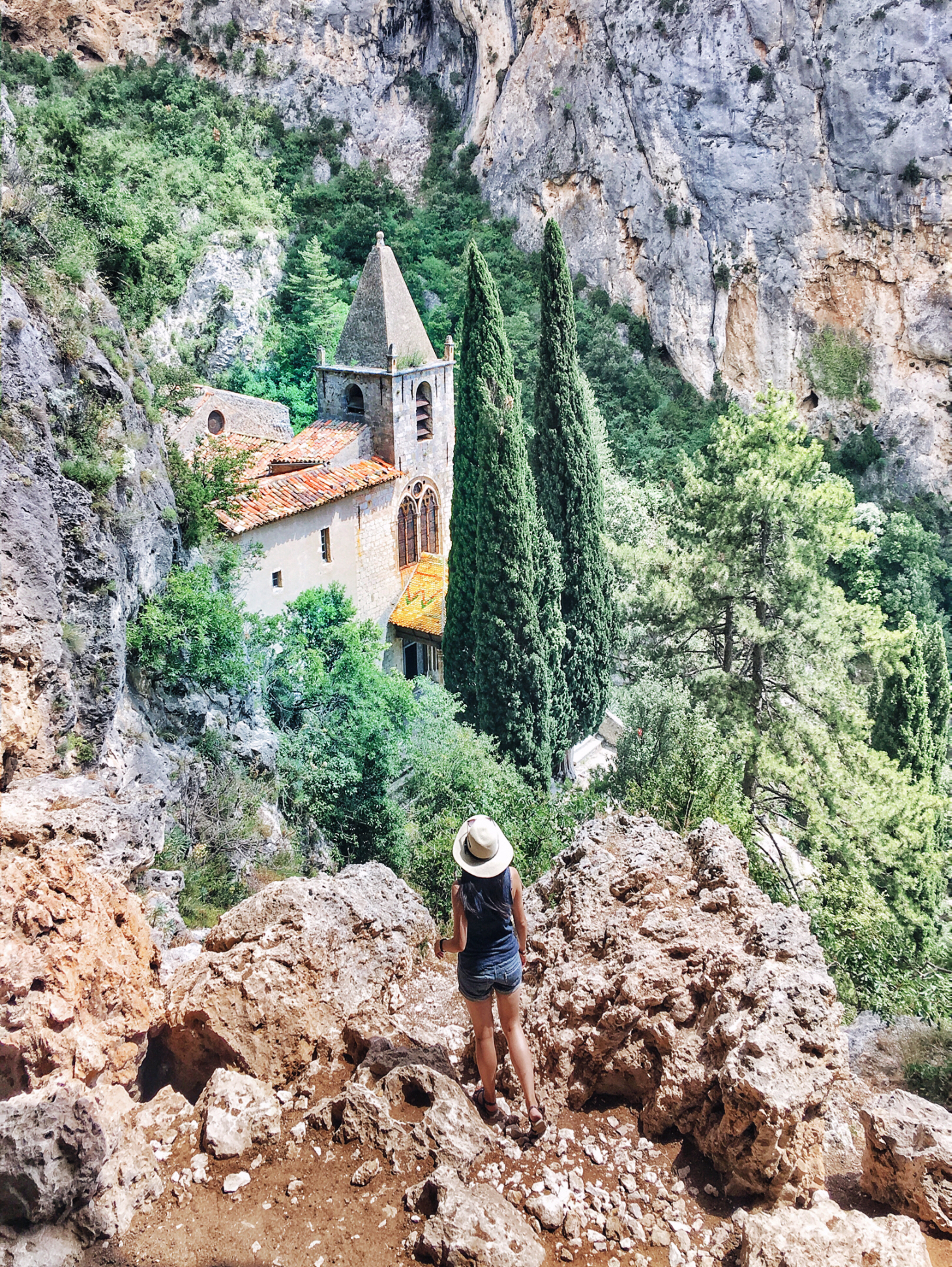 Climbing up to the chapel of Moustiers Saint Marie